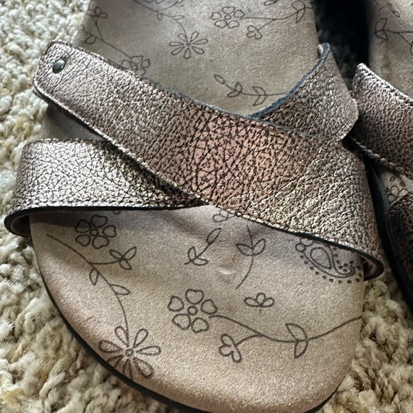 Taos Footwear Women's Tan Sandals w/Floral Pattern Crisscross Straps Double Band - Picture 8 of 8